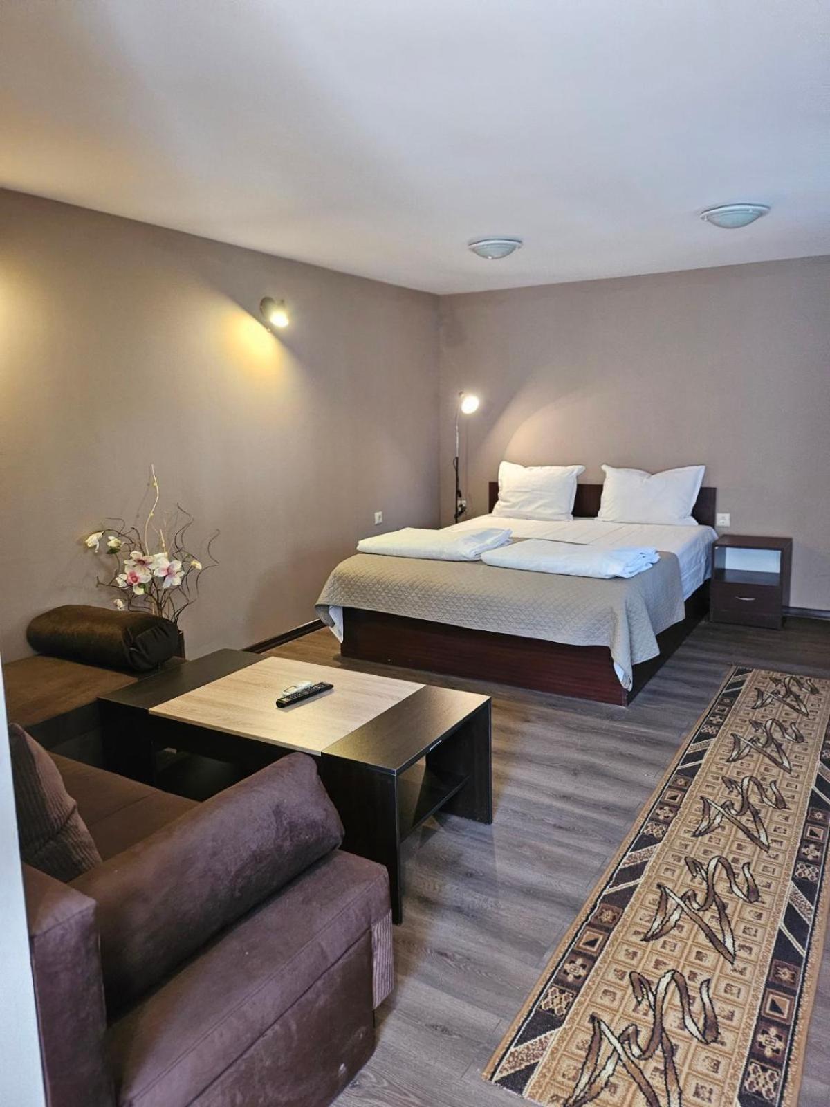 Orehite-Family Hotel ,Food & Pool Bozhichen Luaran gambar